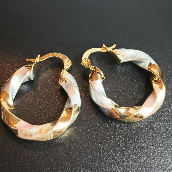 🎄14k Gold Plated Tri Tone Earrings - Picture 11 of 17